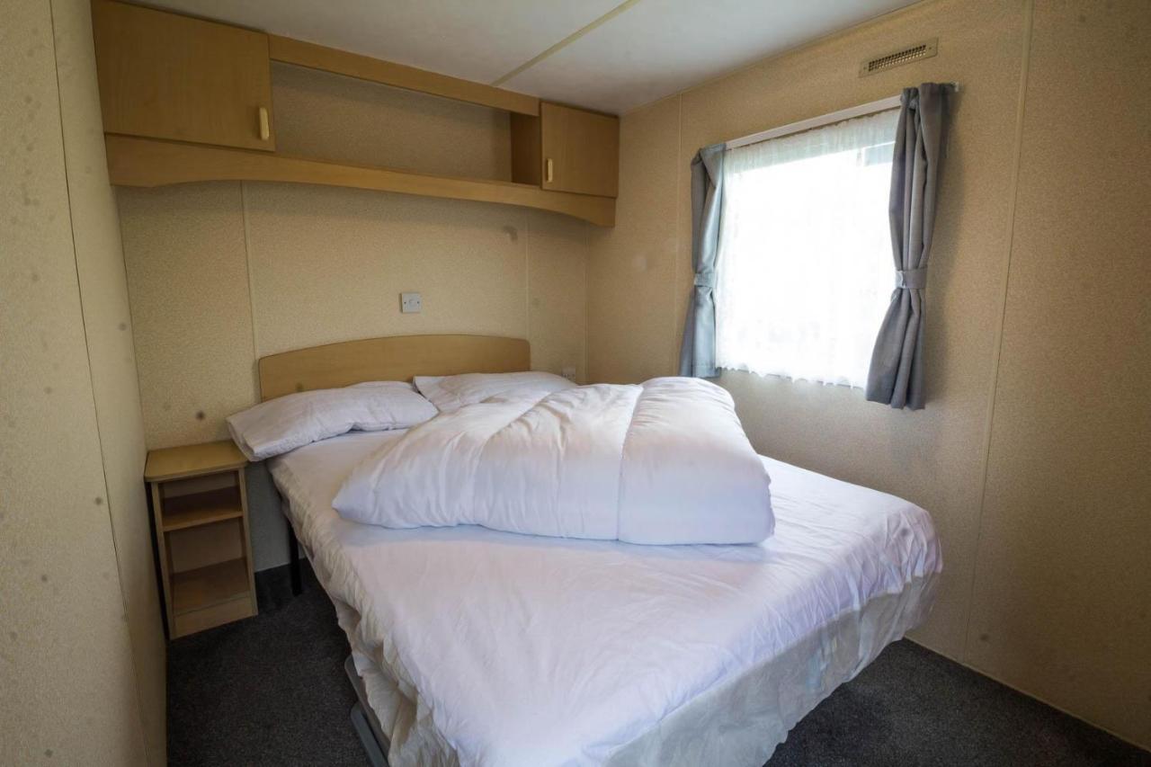 6 Berth Caravan For Hire At Manor Park Holiday Park In Norfolk Ref 23025T Hunstanton Exterior photo