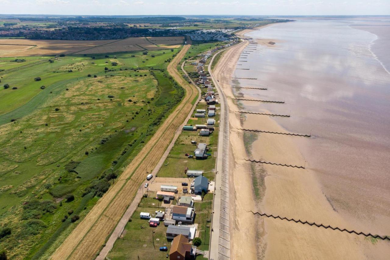 6 Berth Caravan For Hire At Manor Park Holiday Park In Norfolk Ref 23025T Hunstanton Exterior photo